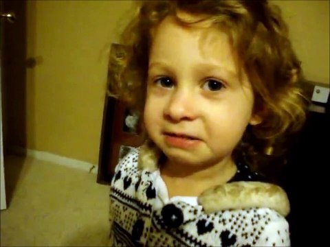 Cette fillette veut manger pour avoir des grosses fesses comme sa maman... FAIL