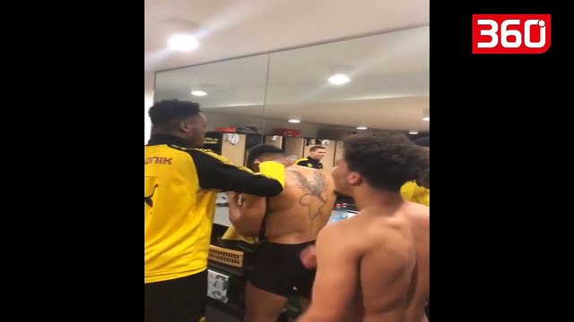 Shoket e skuadres rrahin yllin e Dortmundit ne dhomat e zhveshjes (360video)