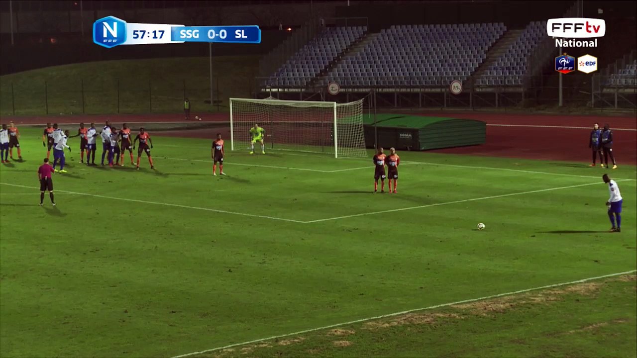 Coup franc bien frappé mais bien repoussé