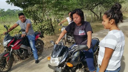 LA YAKI LE ENSEÑA LA CHIKI A MANEJAR MOTO  Crees que es fácil