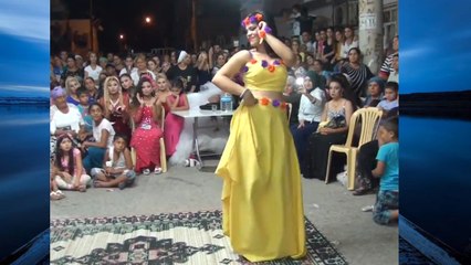 Oyunu ile Romanları mum eden kız