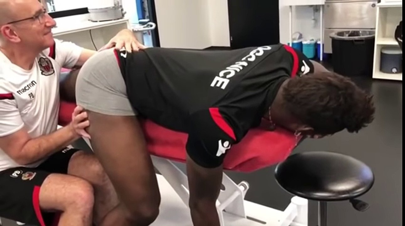 La posturosa más llamativa y dolorosa de Balotelli en el fisio- -Tranquilo, tranquilo.