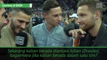 Saat Draxler diapit dua pemain Arsenal di London