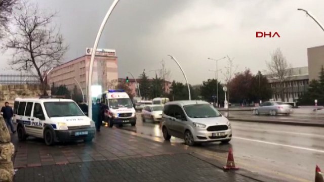 Meclis önünde üzerine benzin döktü, kendini yakmaya çalıştı