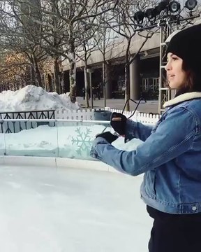 Alright, can someone teach me how to do this please? #fun #iceskating