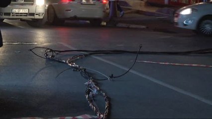 Avcılar'da Olası Faciadan Dönüldü... Yüksek Gerilim Hattına Takılan Vinç Elektrik Direğini Devirdi