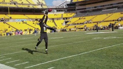JuJu Smith-Schuster warms up before his first playoff game