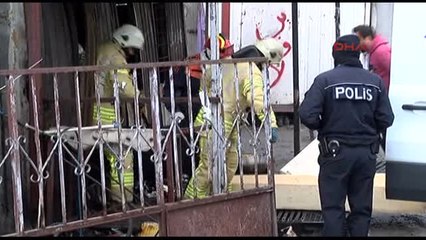 3 Kağıt Toplayıcısına Mezar Konteynerin İçinden Görüntüler