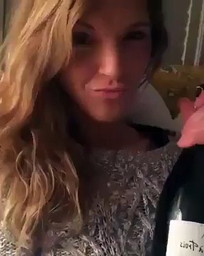 Elle fait la belle avec sa bouteille de champagne mais va le regretter...