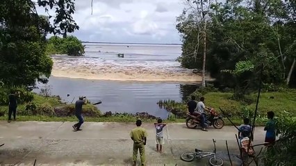 Ces habitants ne se rendent pas bien compte de la puissance d'un Tsunami et restent là sans bouger