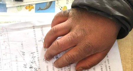 Annesinin Terk Ettiği 8 Yaşındaki Çocuk, Okula Gitmek İçin Dondurucu Soğukta 10 Km Yürüyor