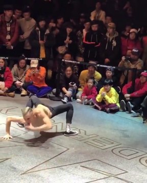 Ce danseur contorsionniste va vous en mettre plein la vue... Fou