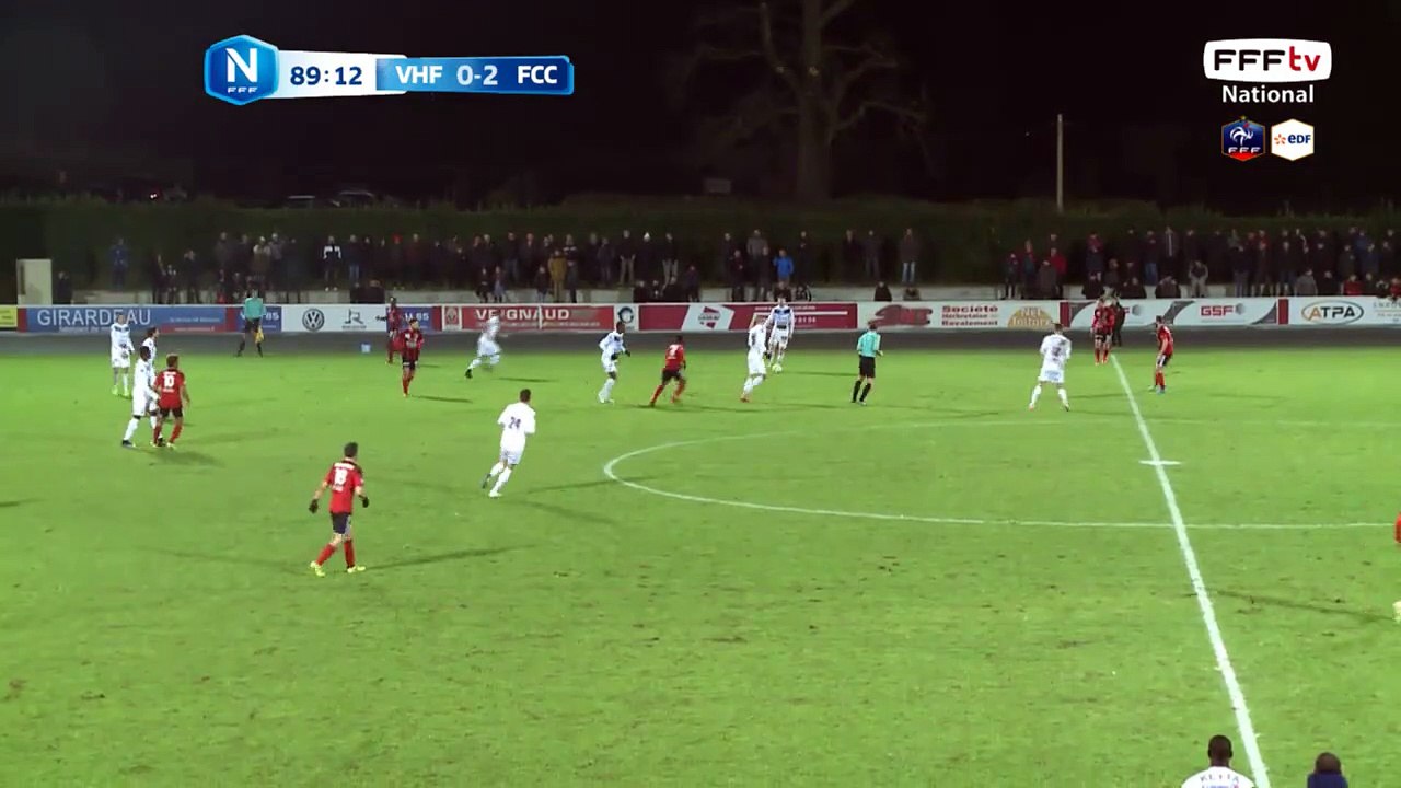 Réduction du score de G'BOHO. Il reprend magnifiquement un centre d'une tête plongeante, 1-2.