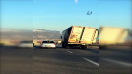 Yola lastiği olmadan devam eden tır korkuttu
