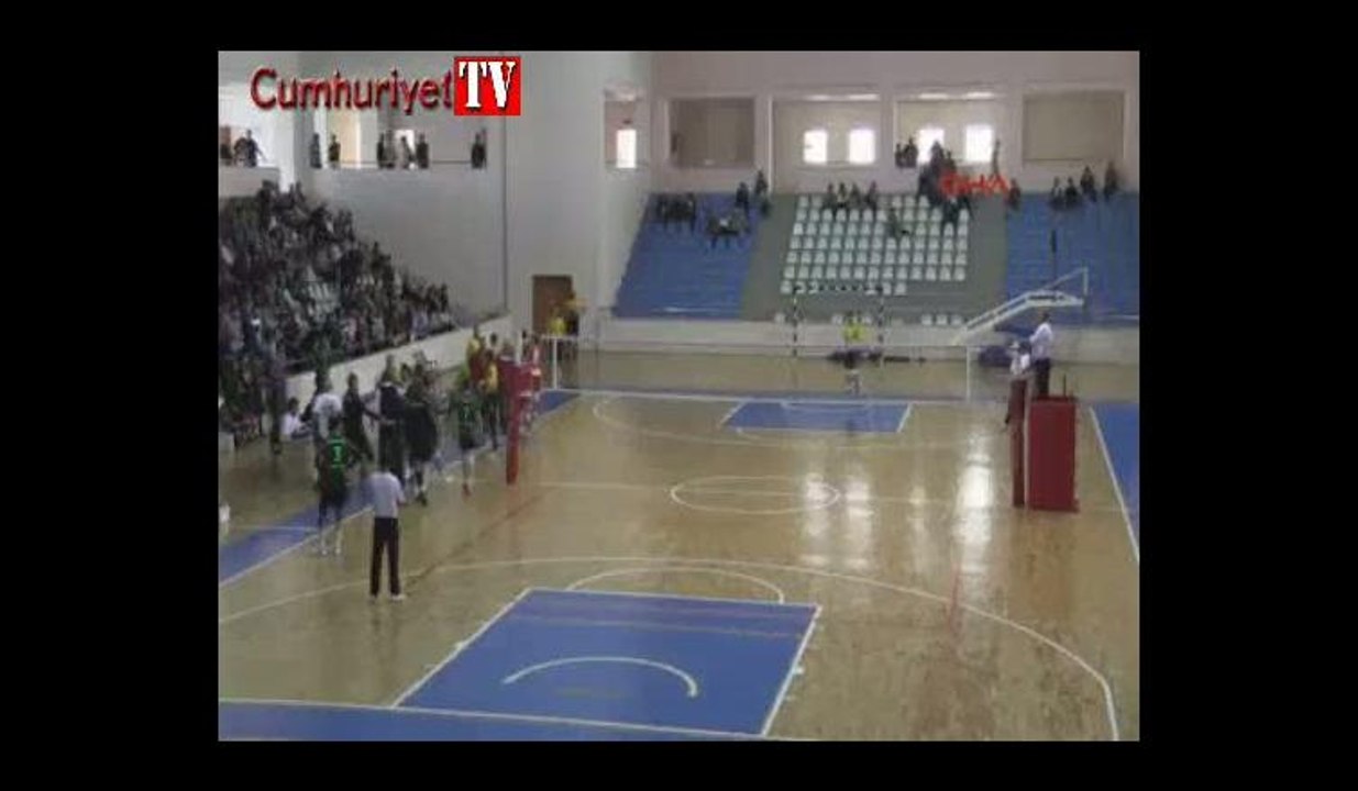 Voleybol maçında taraftar bıçakla sahaya girdi