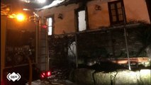 Un incendio destruye una vivienda en Belmonte de Miranda, Asturias