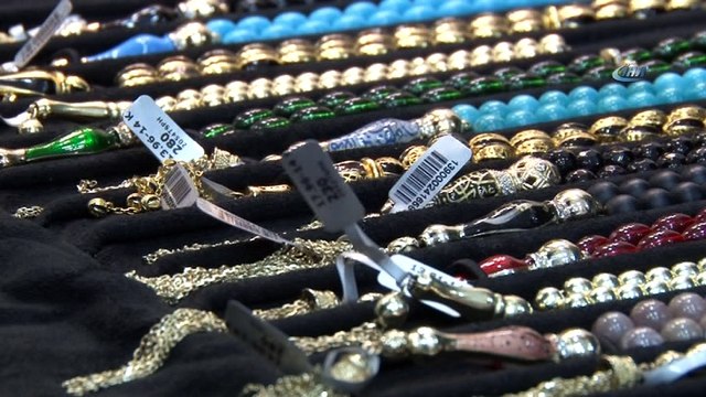 Altın biberon ve emzik ilgi çekiyor