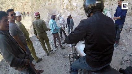 Passage en moto sur un des chemin les plus dangereux au monde