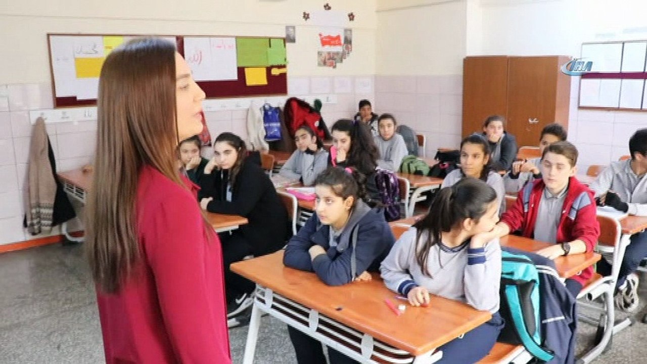 Görme engelli öğretmen, öğrencileriyle hayata tutunuyor
