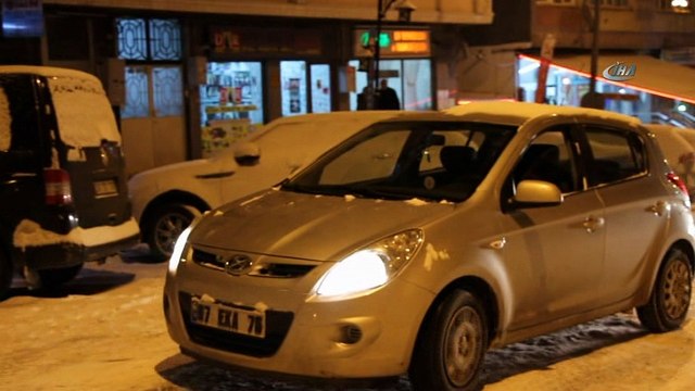 Kar yağışı yolları buz pistine döndürdü... Araçların yardımına vatandaşlar yetişti