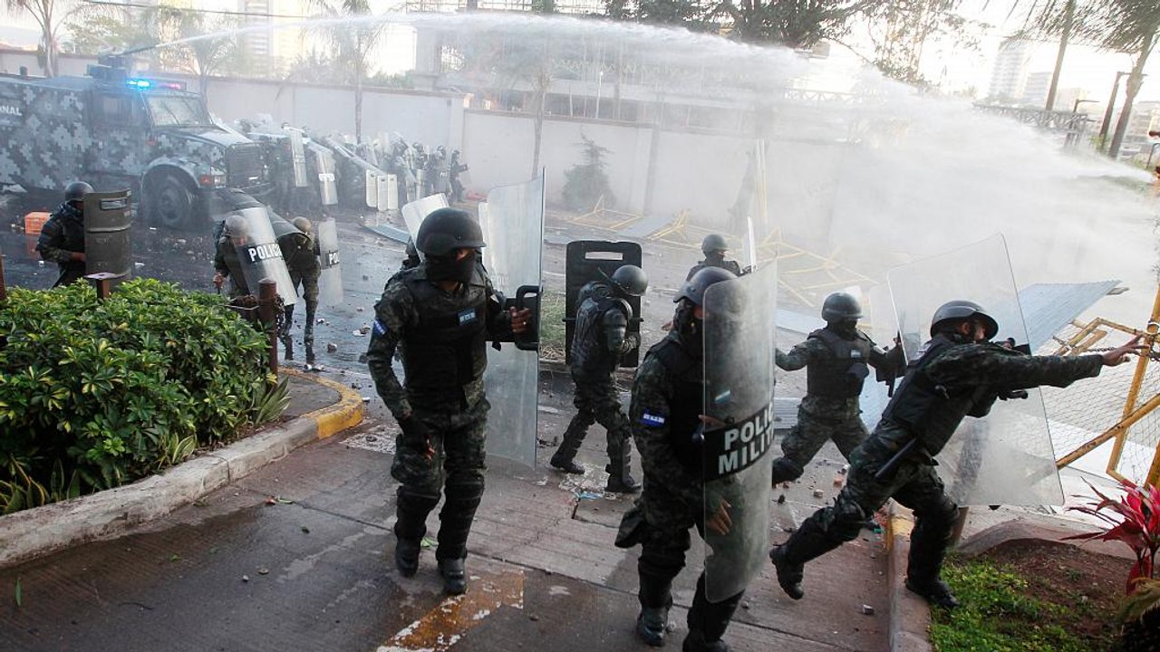 Hondurans protest against 'fraudulent' election