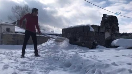 Kars'ta Vatandaşların Karla Mücadelesi