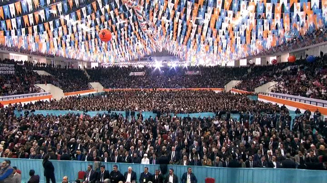 Cumhurbaşkanı Erdoğan:'İdlib operasyonuyla bu koridorun batı kanadını çökertiyoruz. Afrin'deki teröristler teslim olmazlarsa orayı da başlarına yıkacağız, bu böyle biline'
