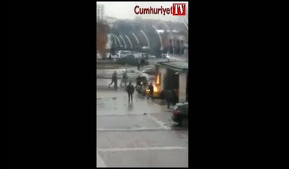 ‘Geçinemiyorum’ diyen işçi Meclis önünde kendinini yaktığı görüntüler kameralar böyle yansıdı