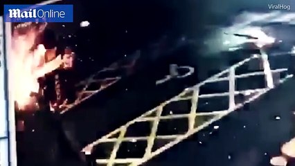 بالفيديو.. انفجار لص حاول سرقة ماكينة صراف آلى
