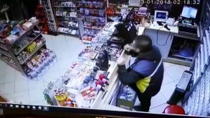 Kar maskeli ve silahlı soygun kamerada