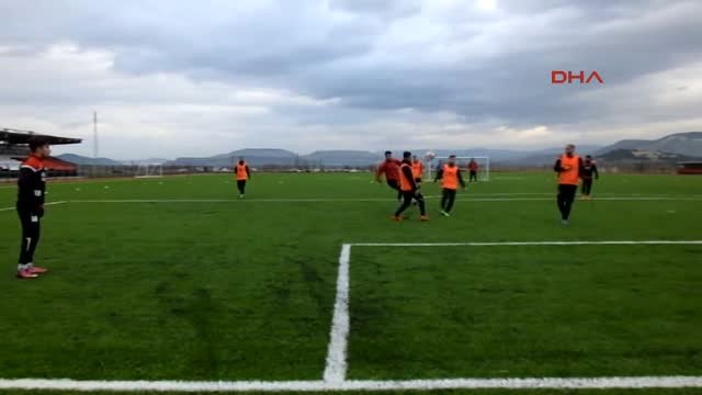 Balıkesir Bigadiç Belediyesporlu Futbolcuya Brezilya Usulü Doğum Günü