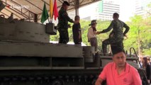 En Tailandia, los niños juegan con armas de guerra en su día nacional