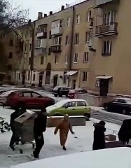 Подмосковье. Пенсионеры разбирают просроченные продукты, которые везут на помойку.