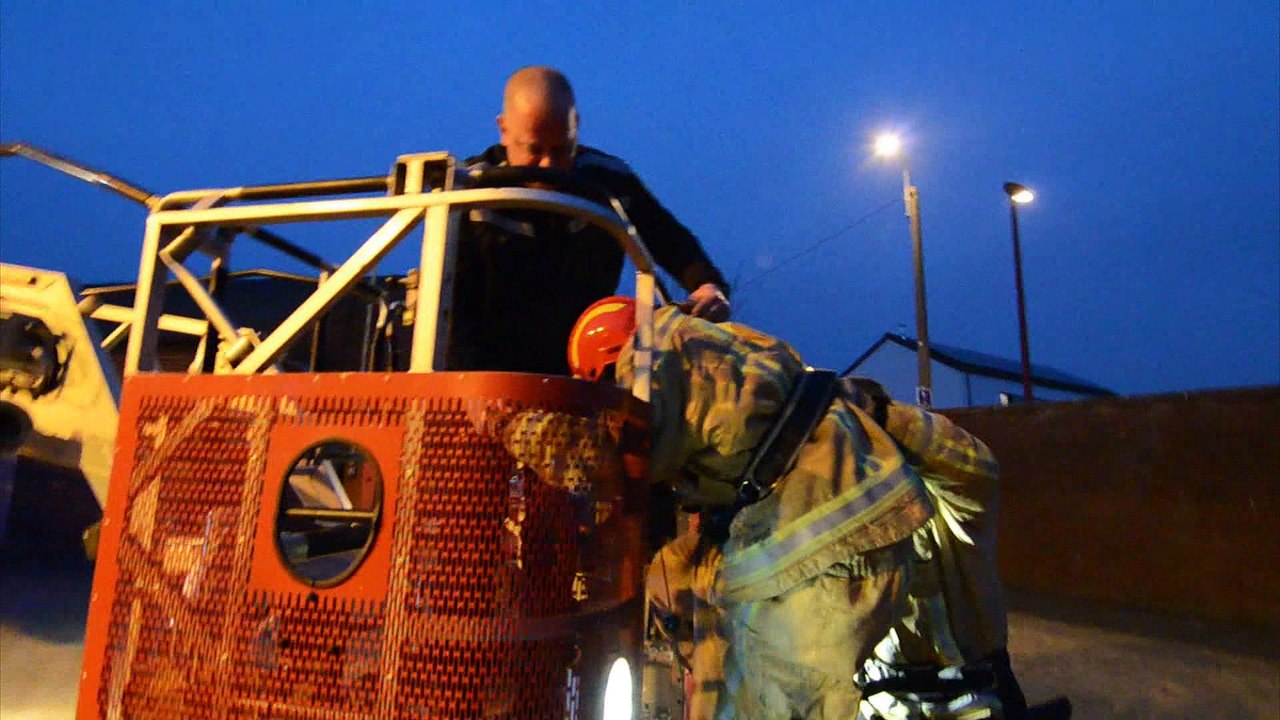 Justin, de Geer, grimpe dans l'une des nacelles des pompiers de Waremme pour son anniversaire