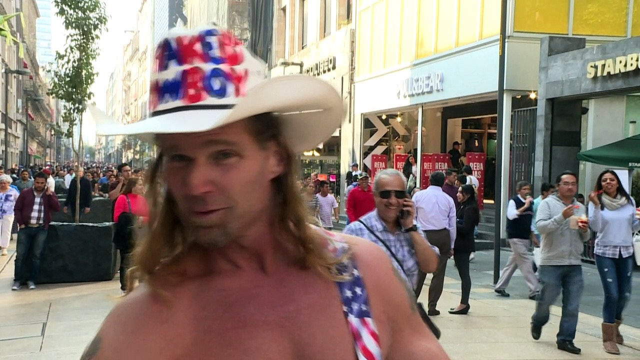 'Nackter Cowboy' bezirzt Mexikanerinnen