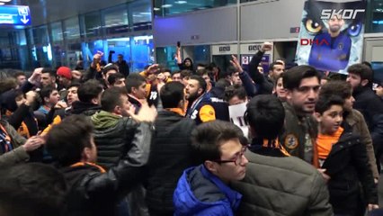 Başakşehir taraftarı, Arda Turan'ı karşılamak için havalimanına geldi