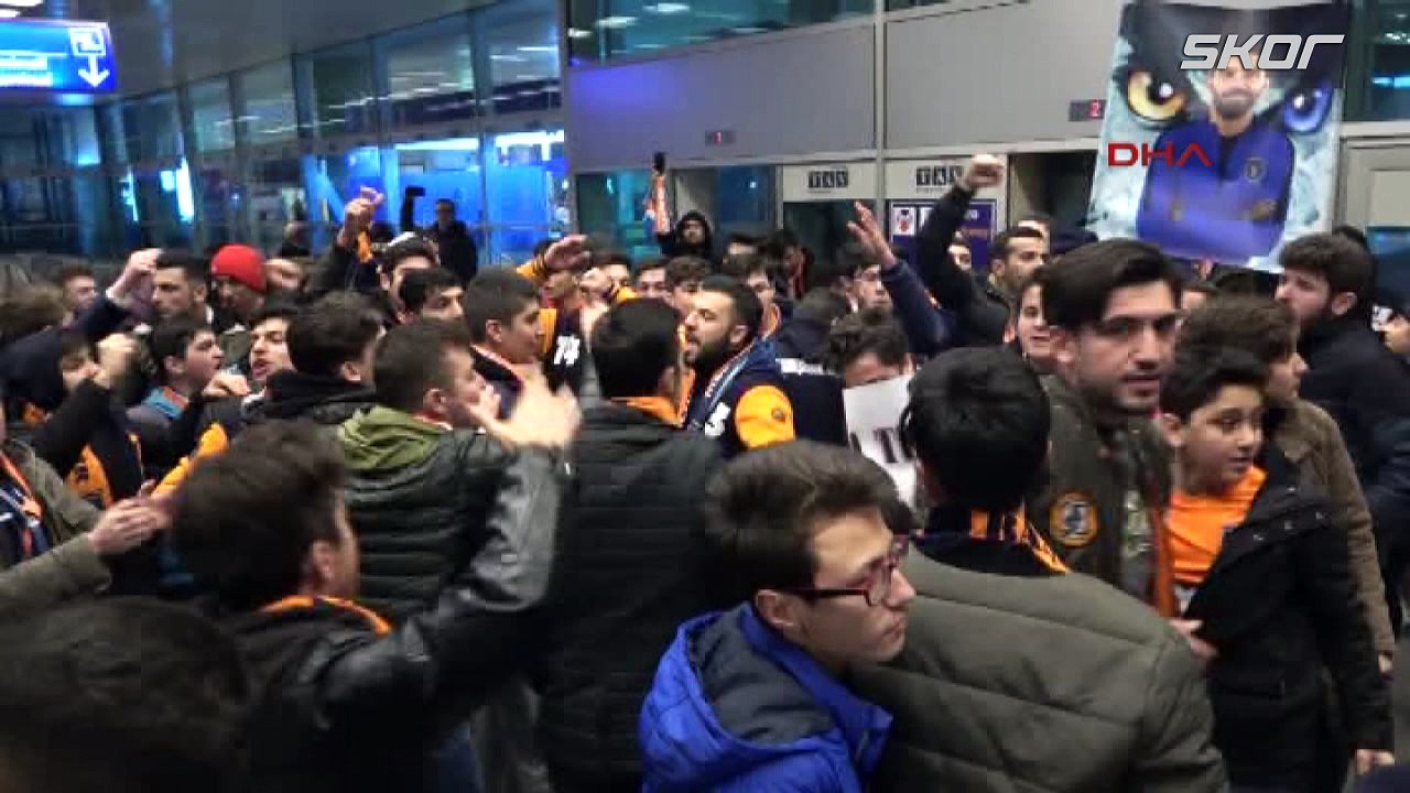 Başakşehir taraftarı, Arda Turan'ı karşılamak için havalimanına geldi