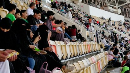 사우디 축구장에 여성 첫 입장...여성전용 자동차 전시 첫 개최 / YTN