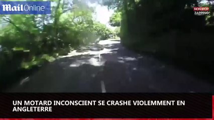 Angleterre : Un motard inconscient se crashe violemment (vidéo)