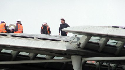Tom Cruise films stunts on London bridge