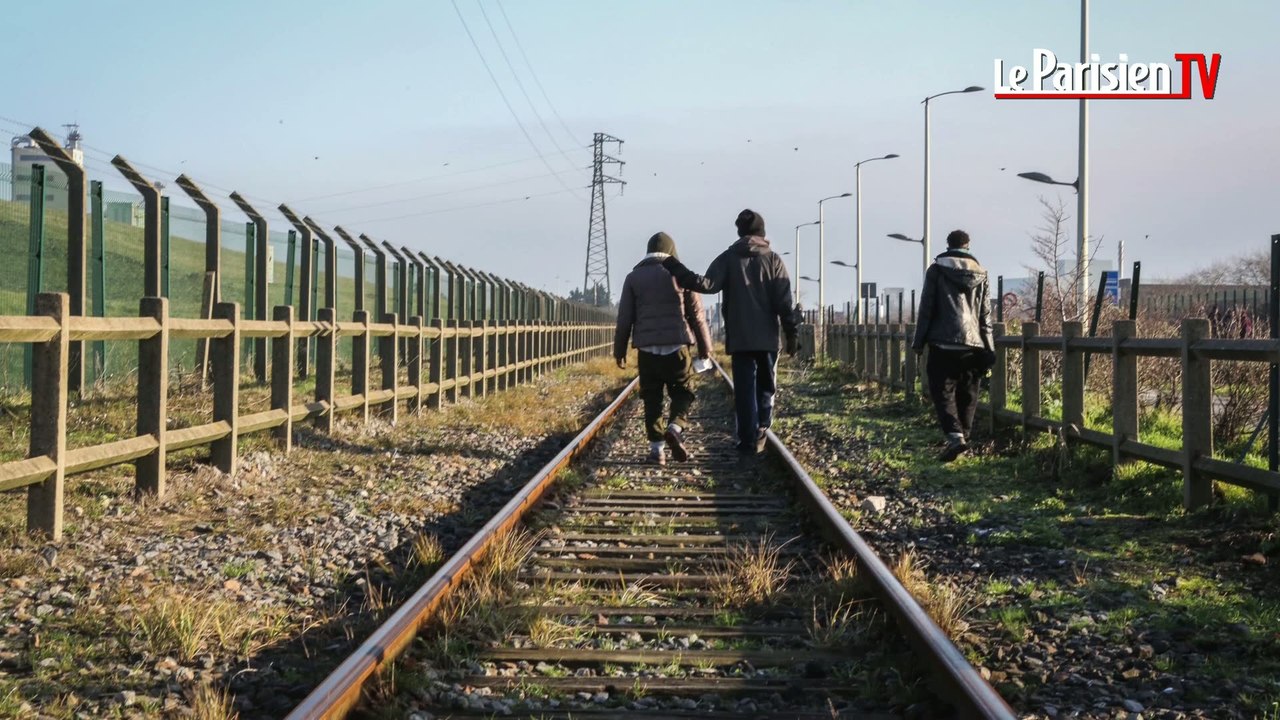 Un an après le démantèlement de la jungle de Calais, les migrants sont toujours là.