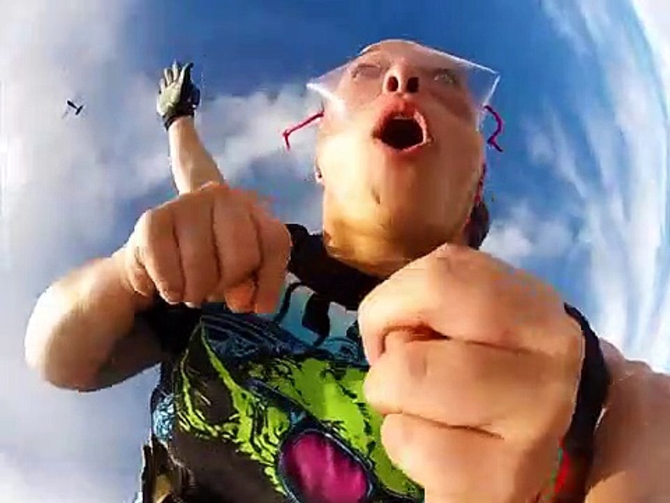 Une parachutiste regrette ne pas fermer sa bouche pendant son saut !
