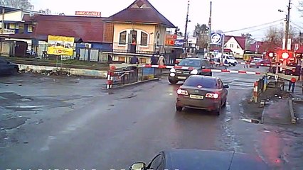 Un automobiliste coincé sur une voie ferrée risque sa vie