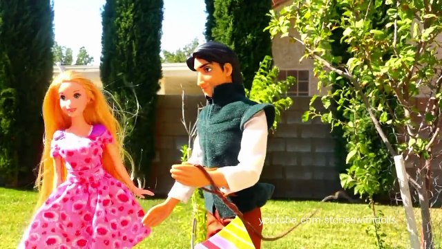 Barbie Toys & Dolls - Elsa Buys Present for Anna at Barbies Wedding Shop & Rapunzel Buys a Dress