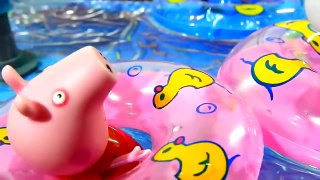 Pig George com dor de barriga não se segura na piscina da piscina da Barbie - Completo!