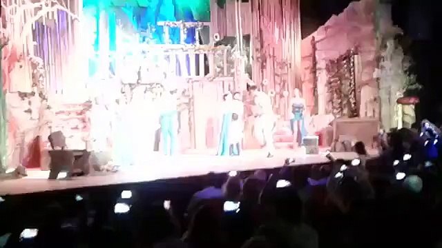 Pedro saludando con OLI al final de la función de La Isla Encantada - 13 de Enero