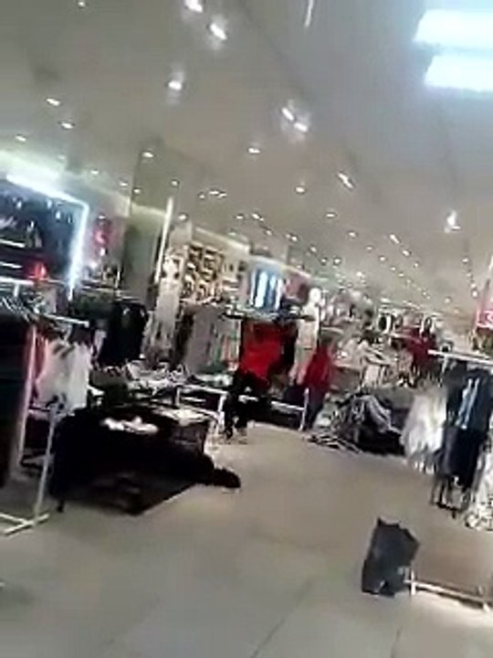 Des magasins H&M saccagés en Afrique du Sud après la publicité mettant en scène en enfant noir portant le sweat-shirt: "
