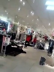 Des magasins H&M saccagés en Afrique du Sud après la publicité mettant en scène en enfant noir portant le sweat-shirt: "