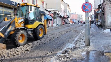 Ardahan Belediyesi ekipleri kar ve buz temizliğini sürdürüyor