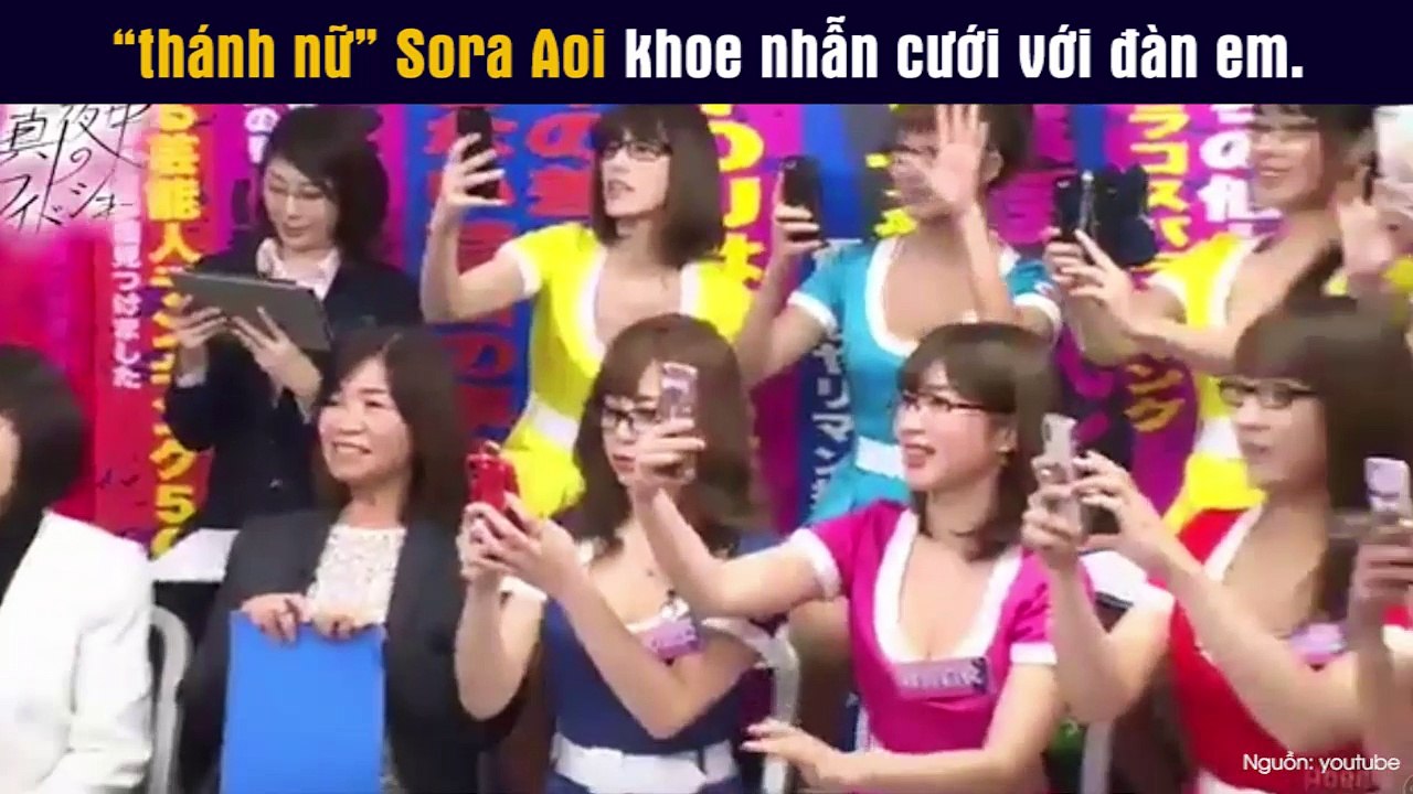 “thánh nữ” Sora Aoi khoe nhẫn cưới với đàn em.